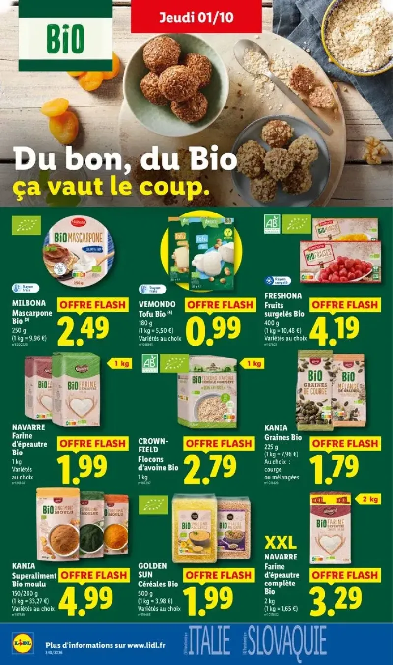Sélection de produits bio au rayon frais et épicerie, comprenant du mascarpone, du tofu, des graines de courge et des flocons d'avoine.