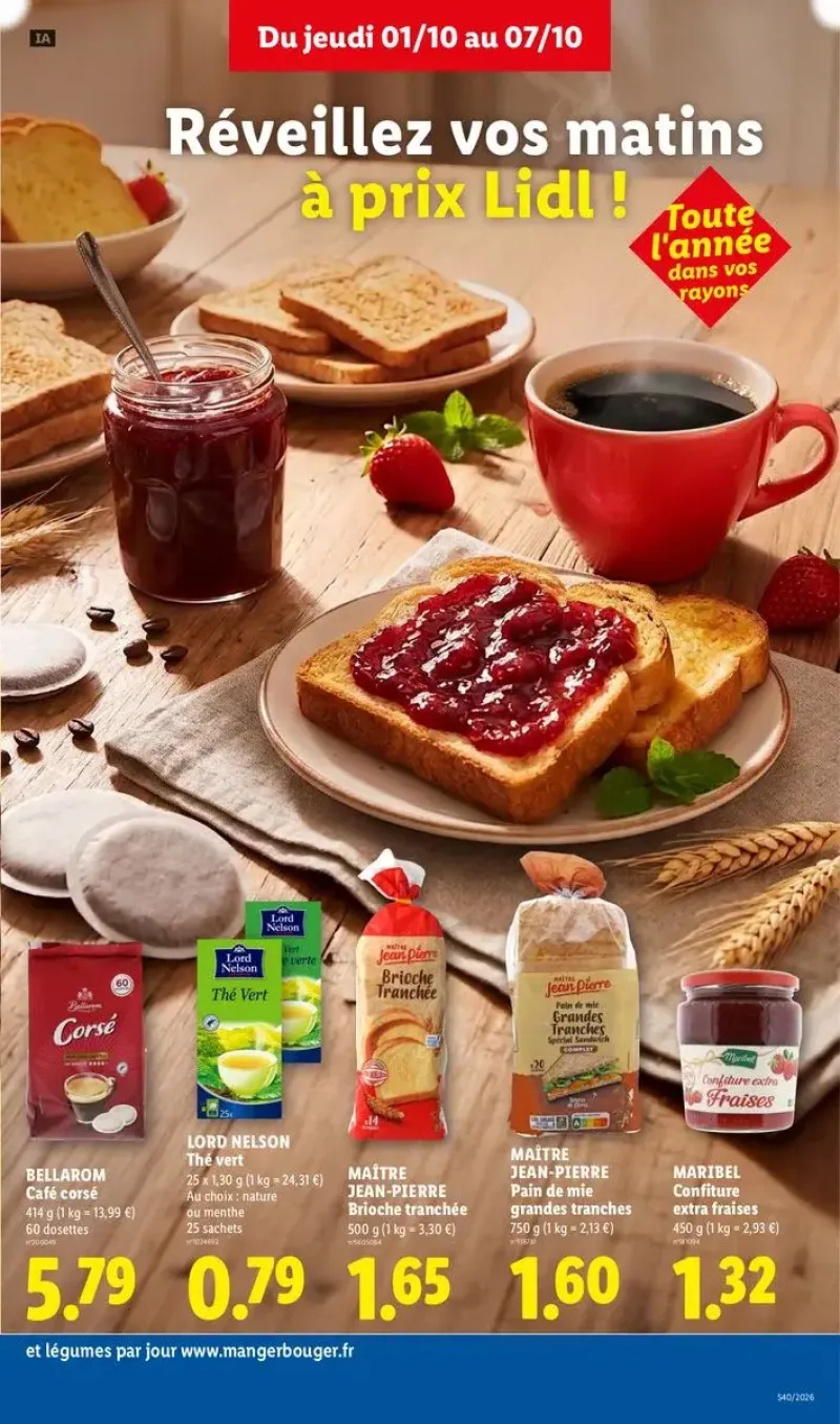 Produits de petit-déjeuner à prix Lidl, comprenant de la confiture de fraises, du café, du thé vert et de la brioche tranchée.